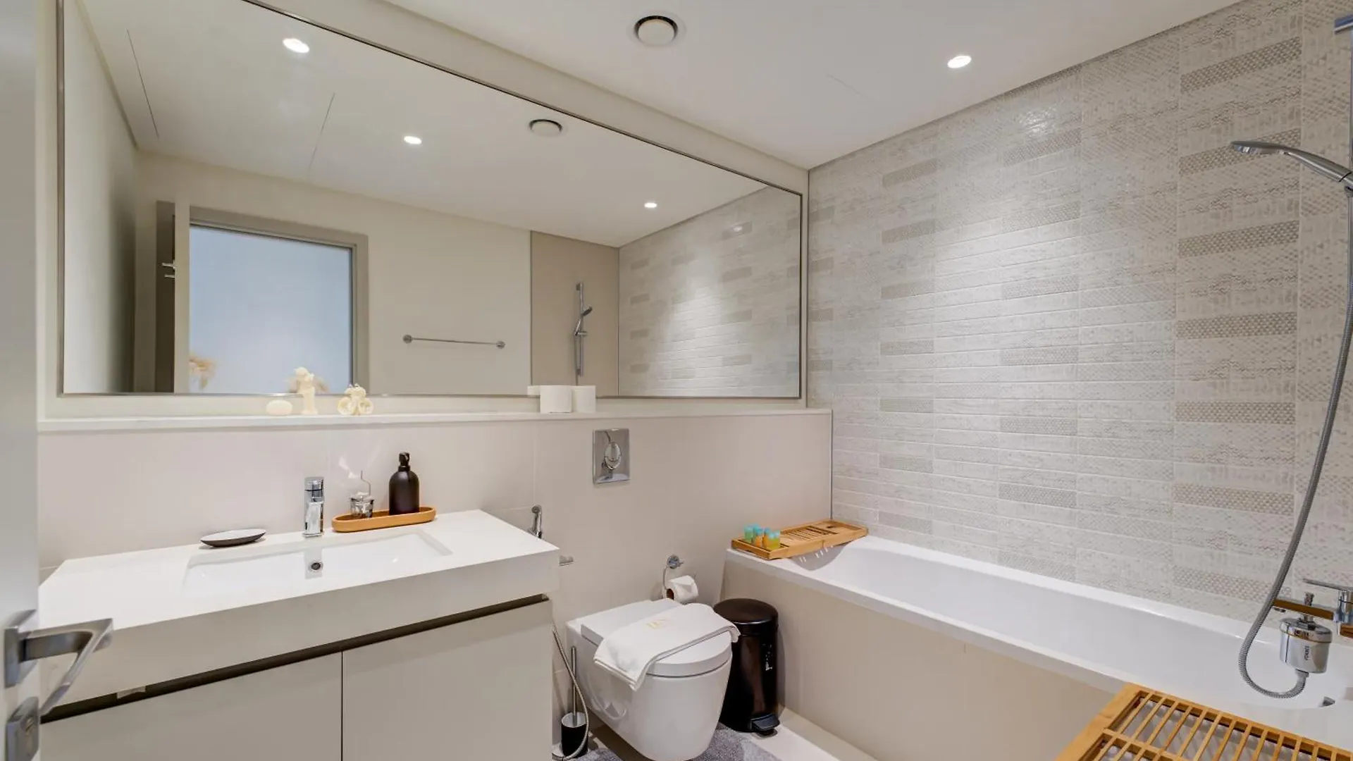 Private Beachfront 2 Bed With 180 Marina Skyline 두바이 0*,  아랍에미리트